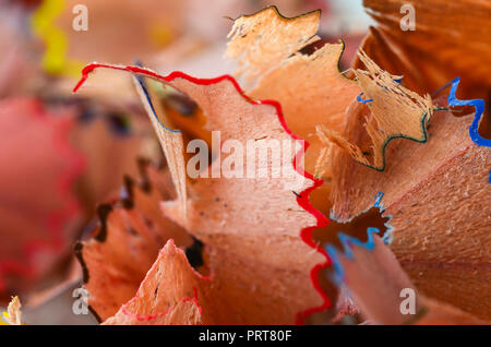 Späne der Schärfung Bunte Bleistifte auf weißer Tisch, in der Nähe Stockfoto