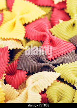 rohen Bogen-Knoten Teigwaren unterschiedlicher Farbe, Hintergrund Stockfoto