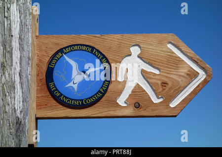 Holz- Wegweiser für die Insel Anglesey Coastal Path in der Nähe des Fischerdorf Cemaes, Wales, UK. Stockfoto