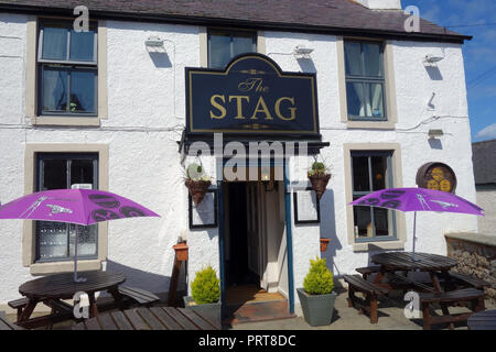 Der Hirsch Inn (der Nördlichste Pub in Wales) in dem Fischerdorf Cemaes auf der Insel Anglesey Coastal Path, Wales, UK. Stockfoto