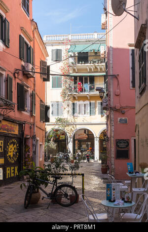 Bunte schmale Seitenstraße in der Altstadt von Korfu, Korfu, Griechenland Stockfoto