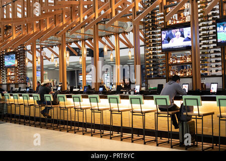 Houston, Texas - August 2018: Houston Intercontinental Airport IAH, Houston, TX, USA - Restaurants in thetransit einschiffen. Stockfoto