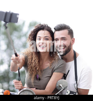 Männliche und weibliche auf Motorroller in einer Stadt. Stockfoto