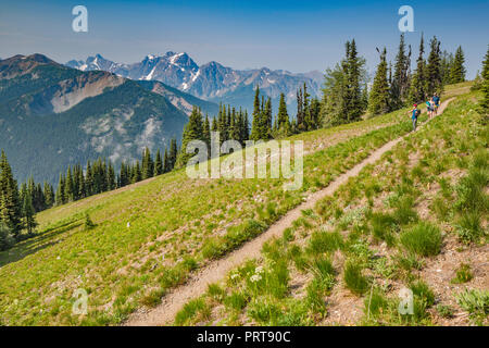 Mount Ballard, Azurit Peak Abstand, in Okanogan, Wanderer auf windigen Pass Trail, Teil der Pacific Crest Trail, North Cascades, Washington, USA Stockfoto