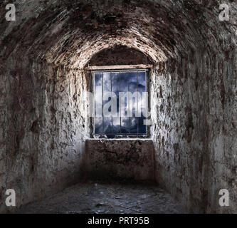 Stein Dungeon mit Fenster und Bars. Stockfoto