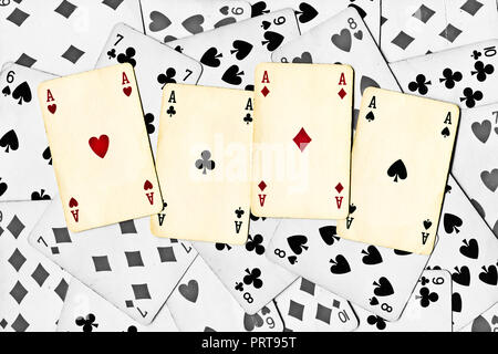 Vier Asse auf eine schwarze und weiße Karten Hintergrund Stockfoto