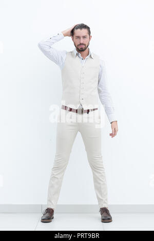 Mode Mann in die Kamera schaut, während sein Haar zur Festsetzung. Stockfoto