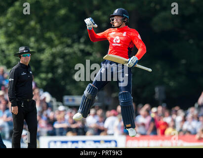 EDINBURGH, Schottland - Juni 10: England's Jonny Bairstow 100 erreicht, in den zweiten Innings der ODI im The Grange Cricket Club am 10. Juni, 2. Stockfoto