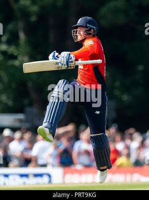 EDINBURGH, Schottland - Juni 10: England's Jonny Bairstow 100 erreicht, in den zweiten Innings der ODI im The Grange Cricket Club am 10. Juni, 2. Stockfoto