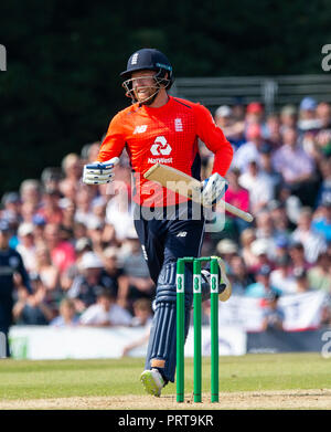 EDINBURGH, Schottland - Juni 10: England's Jonny Bairstow 100 erreicht, in den zweiten Innings der ODI im The Grange Cricket Club am 10. Juni, 2. Stockfoto