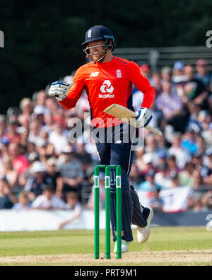 EDINBURGH, Schottland - Juni 10: England's Jonny Bairstow 100 erreicht, in den zweiten Innings der ODI im The Grange Cricket Club am 10. Juni, 2. Stockfoto