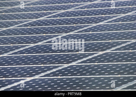 Geometrische Struktur von Solarmodulen in dunkle Farbe für kreative Hintergründe und erneuerbare Energien Themen Stockfoto