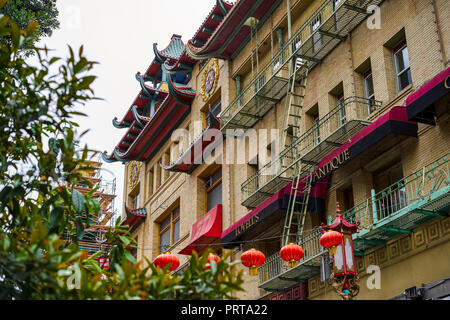 SAN FRANCISCO, Kalifornien, USA - 14. MAI 2018: Chinesische Rote Laternen in Chinatown. Städtische Landschaft, das Hotel Gebäude Stockfoto