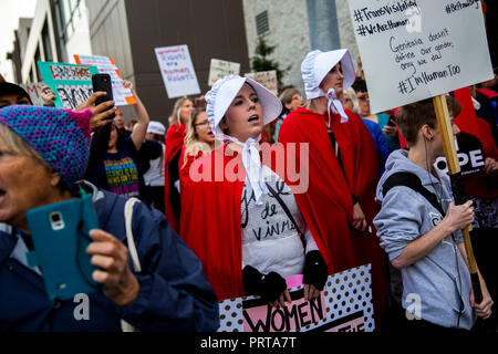 Frauen gekleidet als Charaktere aus dem Buch "die Geschichte der Dienerin" Protest gegen den Besuch von US-Vizepräsident Mike Pence am 2. Oktober. Spokane, Washi Stockfoto