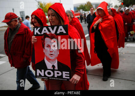 Während ein Charakter aus dem Buch "Die Magd's Geschichte gekleidet, "Monica Veillet, Deer Park, demonstriert gegen Richter Brett Kavanaugh Der nominatio Stockfoto