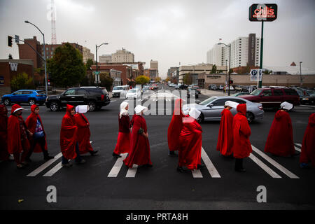 Verkleidet als Figuren aus dem Buch "die Geschichte der Dienerin" Protest gegen den Besuch von US-Vizepräsident Mike Pence am 2. Oktober. Spokane, Waschen Stockfoto