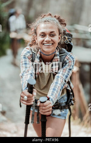 Junge lockige Frau Gefühl gerne versuchen, Nordic Walking für dich zum ersten Mal Stockfoto