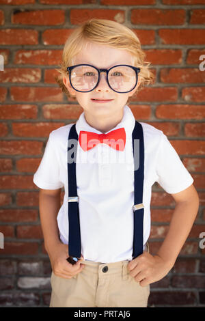 Nette Junge kaukasier Junge Brillen und Rot, Weiß und Blau. Stockfoto