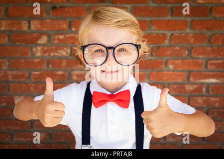 Nette Junge kaukasier Junge mit Daumen nach oben Brillen und Rot, Weiß und Blau. Stockfoto