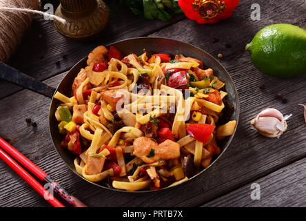 Asiatische Lebensmittel - Bami Goreng Nudeln Stockfoto