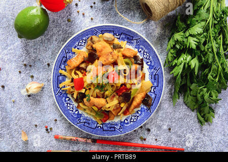 Asiatische Lebensmittel - Bami Goreng Nudeln Stockfoto