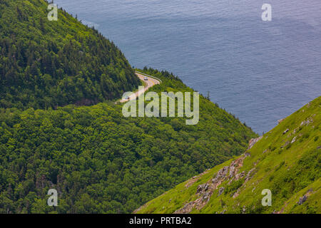 CAPE BRETON, Nova Scotia, Kanada - Cabot Trail Scenic Highway auf Französisch Berg, im Cape Breton Highlands National Park. Stockfoto