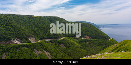 CAPE BRETON, Nova Scotia, Kanada - Cabot Trail Scenic Highway auf Französisch Berg, im Cape Breton Highlands National Park. Stockfoto