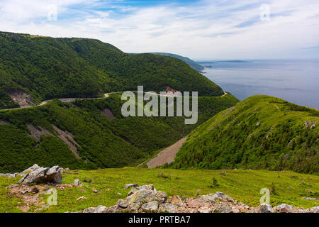 CAPE BRETON, Nova Scotia, Kanada - Cabot Trail Scenic Highway auf Französisch Berg, im Cape Breton Highlands National Park. Stockfoto