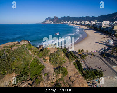 Malerischen Panoramablick auf Strand von Ipanema aus den Felsen am Arpoador mit Skyline von Rio De Janeiro Brasilien Stockfoto