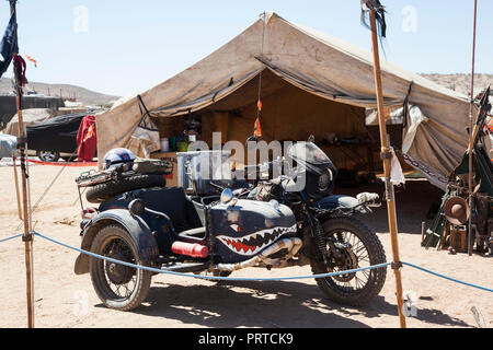 Edwards, CA/USA - September 2018: Die jährliche Ödland Wochenende post-apokalyptischen Festival findet in der Mojave Wüste. Stockfoto