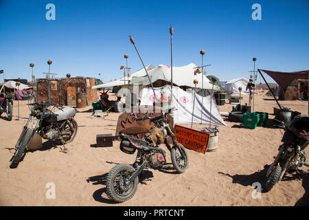 Edwards, CA/USA - September 2018: Die jährliche Ödland Wochenende post-apokalyptischen Festival findet in der Mojave Wüste. Stockfoto