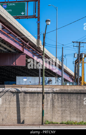 Blick auf den erhöhten Teil der Dan Ryan Expressway von unten Stockfoto