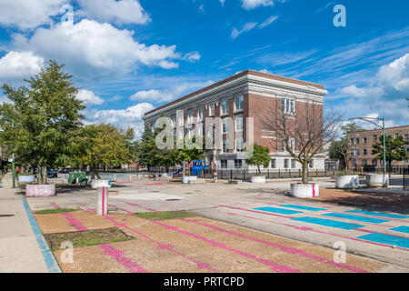 Grundschule und Plaza auf der Südseite Stockfoto