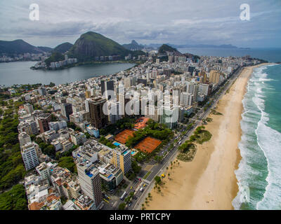 Malerischen Panoramablick auf Strand von Ipanema aus den Felsen am Arpoador mit Skyline von Rio De Janeiro Brasilien Stockfoto