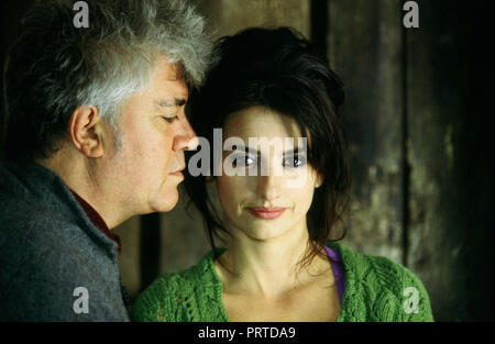 Original Film Titel: VOLVER. Englischer Titel: VOLVER. Jahr: 2006. Regie: Pedro Almodovar. Stars: PENELOPE CRUZ und Pedro Almodovar. Quelle: EL DESEO S.A./Album Stockfoto