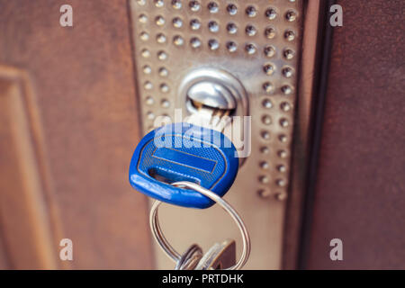 Den Schlüssel in das Schloss der eiserne Tür. Getönten Bild. Stockfoto