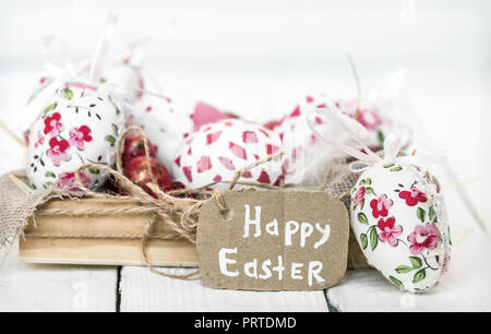 Ostereier in Holzkiste auf einem hellen Hintergrund, das Konzept der Osterferien Stockfoto