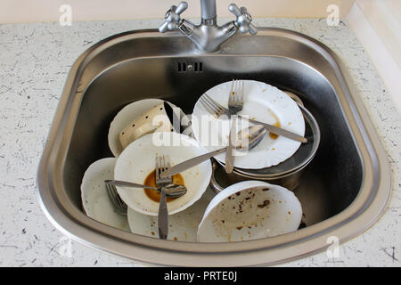 Schmutziges Geschirr: Teller, Schale, Gabeln, Löffeln in der Spüle Stockfoto