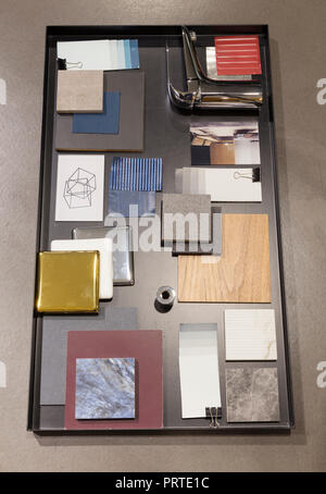 Anzeige von Proben von Materialien und Farben in einem einrichtungshaus für Bauherren und Architekten Stockfoto