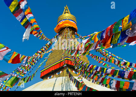 Gebetsfahnen an der Boudhanath Stupa, Kathmandu, Nepal Stockfoto