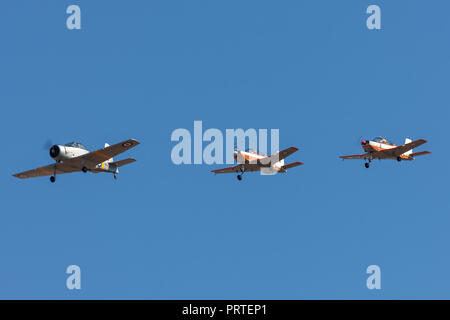 Ehemalige Royal Australian Air Force Commonwealth Aircraft Corporation (CAC) CA-25 Winjeel trainer Flugzeuge durch die raaf Museum betrieben Führen einer Formati Stockfoto