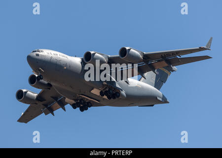 United States Air Force (USAF) Boeing C-17A Globemaster III militärische Transportflugzeuge 05-5153 aus der 535th Airlift Squadron, 15 Airlift Wing bas Stockfoto