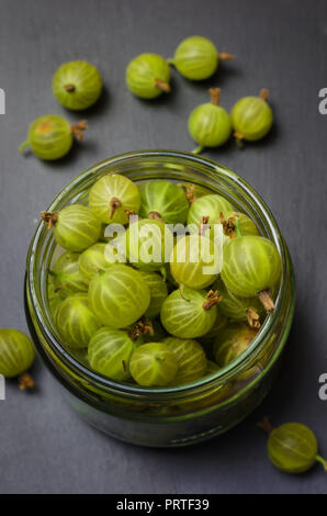 Stachelbeere in Glas Glas auf einem Tisch. Stockfoto