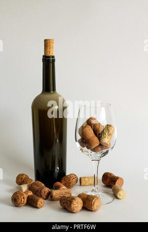 Alten staub Flasche Wein, Wein Glas und Korken auf weißem Hintergrund Stockfoto