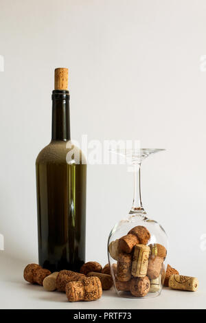 Alten staub Flasche Wein, Wein Glas und Korken auf weißem Hintergrund Stockfoto