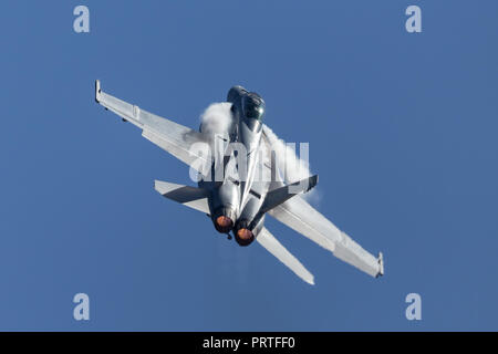 Royal Australian Air Force (RAAF) Boeing F/A-18F Super Hornet multirole Fighter Aircraft ein 44-222 bei RAAF Amberley in Queensland. Stockfoto