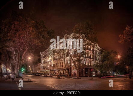 Odessa, Ukraine - 09.09.2018. Luxus Hotel Bristol liegt im historischen Zentrum der Stadt Odessa in einer Sommernacht Stockfoto