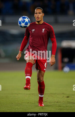 Neapel, Italien. Okt, 2018 03. 3. Oktober 2018, Stadio San Paolo, Neapel, Italien; UEFA Champions League Fußball, Napoli gegen Liverpool; Virgil Van Dijk von Liverpool steuert den Ball, als er das Aufwärmen vor dem Spiel Quelle: Giampiero Sposito/Pacific Press/Alamy leben Nachrichten Stockfoto