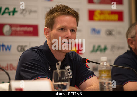 Colombo, Sri Lanka. Okt, 2018 03. England Kapitän Eoin Morgan spricht zu den Medien während der ODI Reihe Start Pressekonferenz im Team Hotel am 3. Oktober 2018 in Colombo, Kredit: Pattin Peiris/Pacific Press/Alamy leben Nachrichten Stockfoto