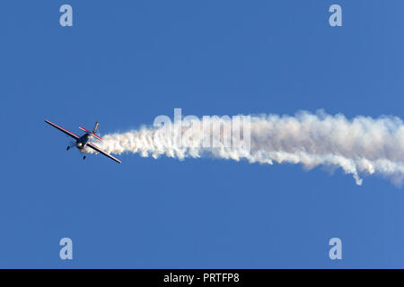 Melissa Andrzejewski Fliegen ein Edge 540 aerobatic Flugzeug. Stockfoto